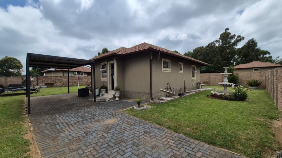 2 Bedroom Property for Sale in Cloverdene Gauteng