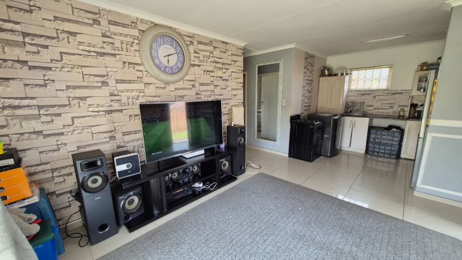 2 Bedroom Property for Sale in Cloverdene Gauteng