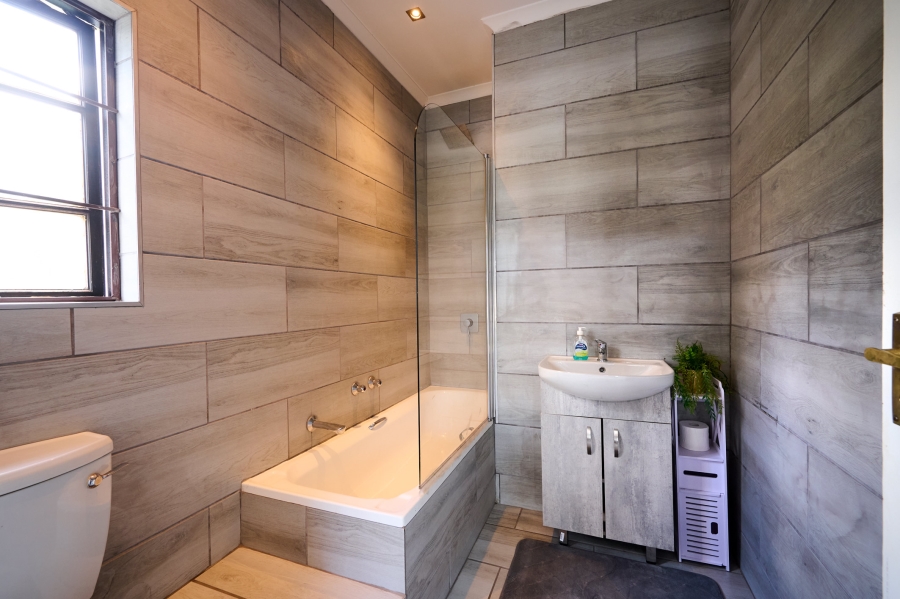 5 Bedroom Property for Sale in Kyalami Hills Gauteng