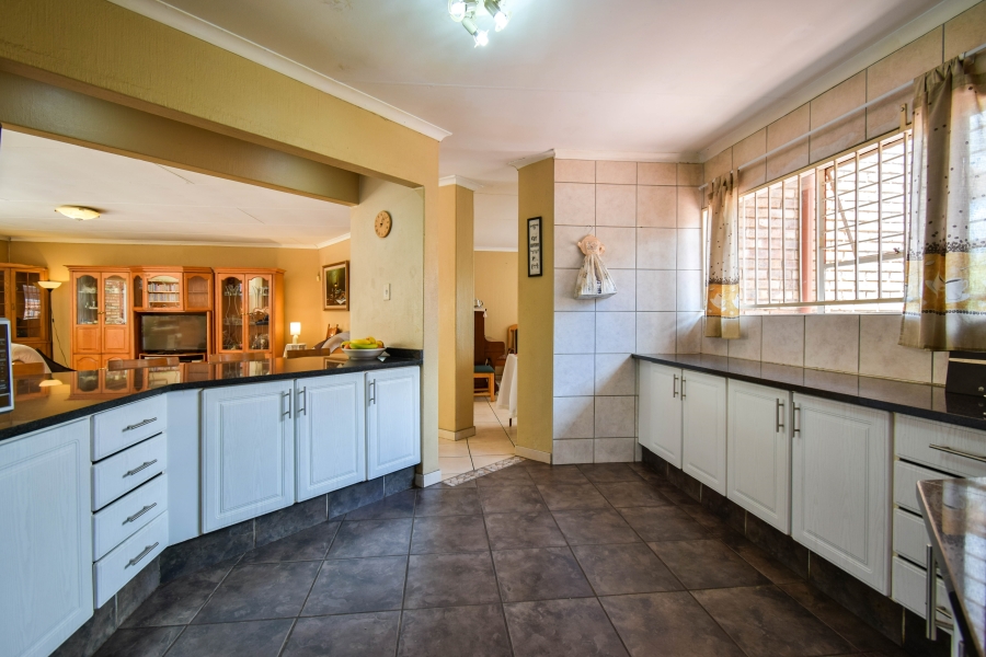 5 Bedroom Property for Sale in Moreleta Park Gauteng