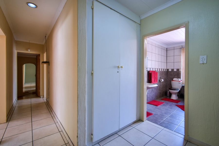 5 Bedroom Property for Sale in Moreleta Park Gauteng