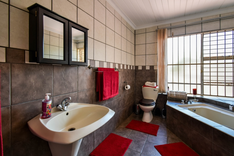 5 Bedroom Property for Sale in Moreleta Park Gauteng