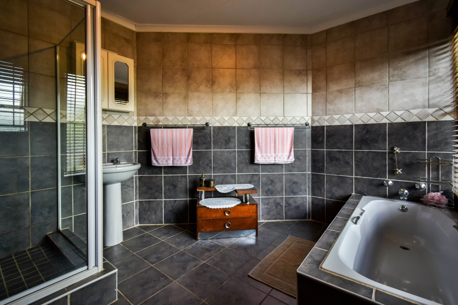 5 Bedroom Property for Sale in Moreleta Park Gauteng