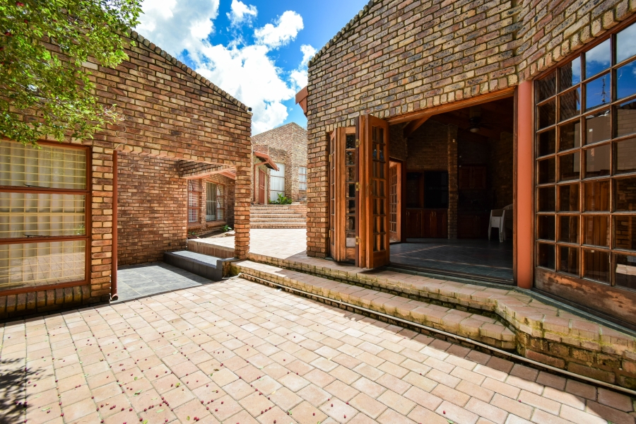5 Bedroom Property for Sale in Moreleta Park Gauteng