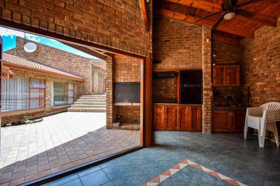 5 Bedroom Property for Sale in Moreleta Park Gauteng