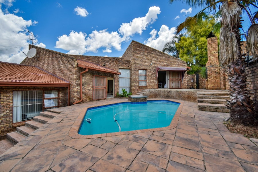 5 Bedroom Property for Sale in Moreleta Park Gauteng