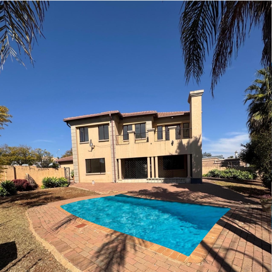 5 Bedroom Property for Sale in Faerie Glen Gauteng