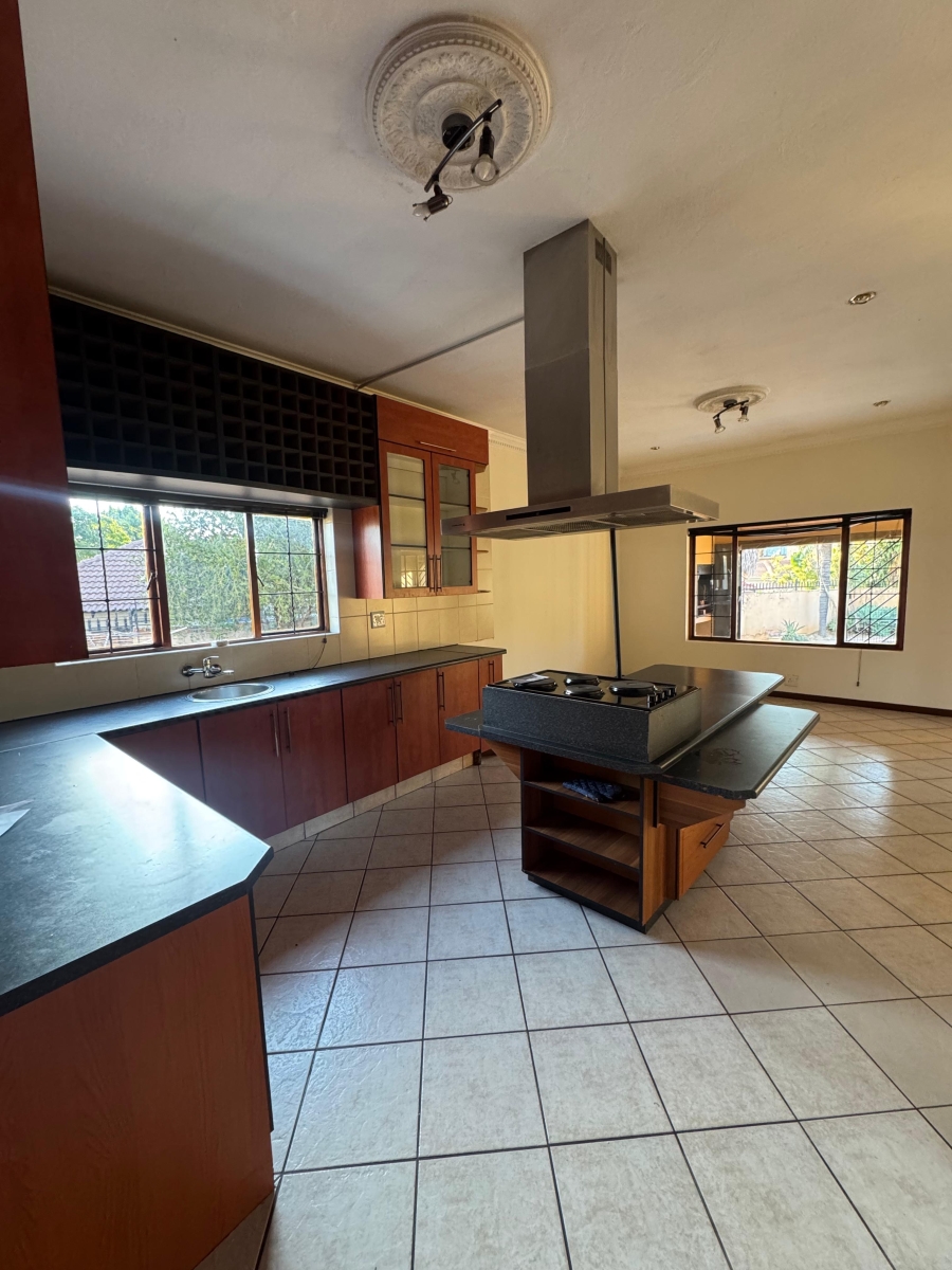 5 Bedroom Property for Sale in Faerie Glen Gauteng
