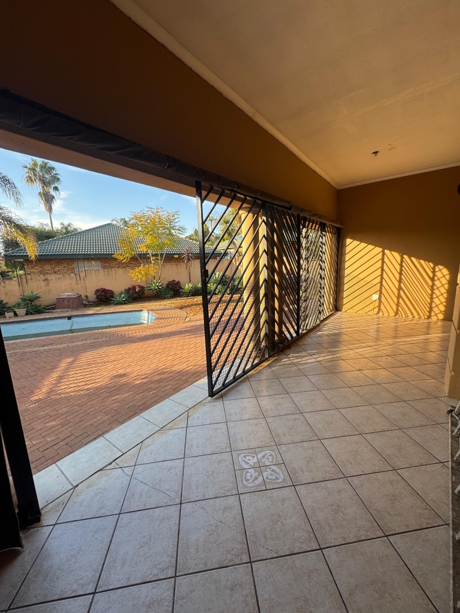 5 Bedroom Property for Sale in Faerie Glen Gauteng