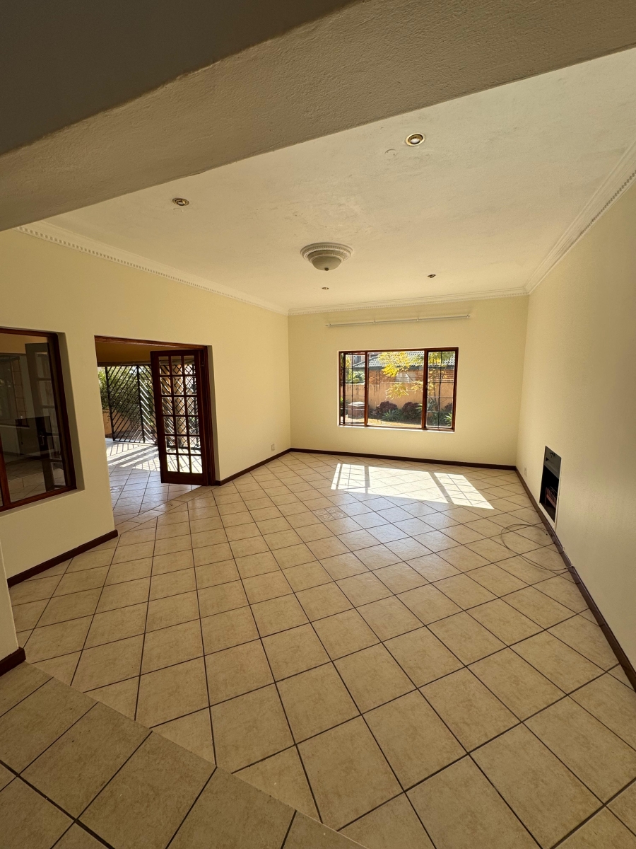 5 Bedroom Property for Sale in Faerie Glen Gauteng
