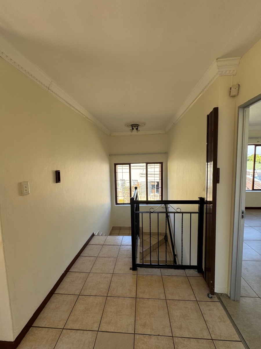 5 Bedroom Property for Sale in Faerie Glen Gauteng