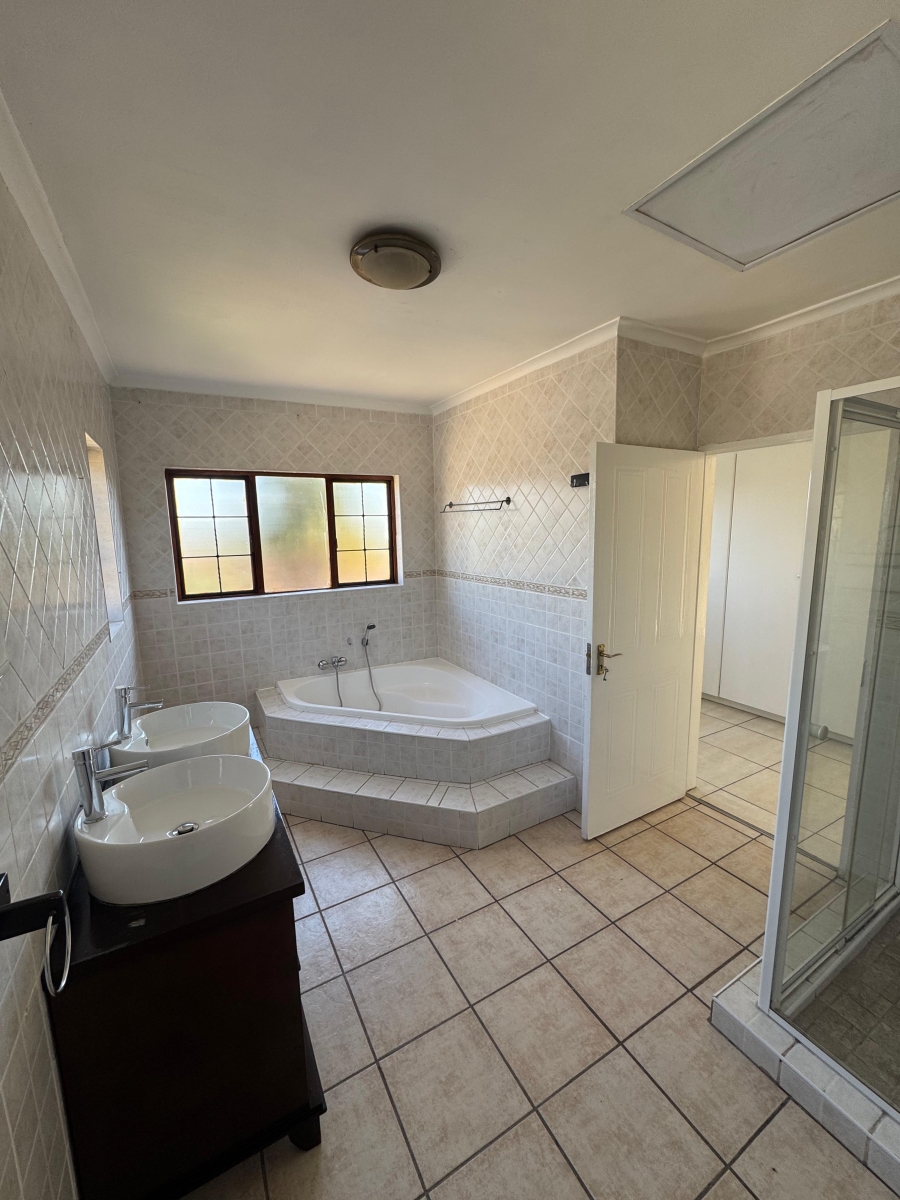 5 Bedroom Property for Sale in Faerie Glen Gauteng