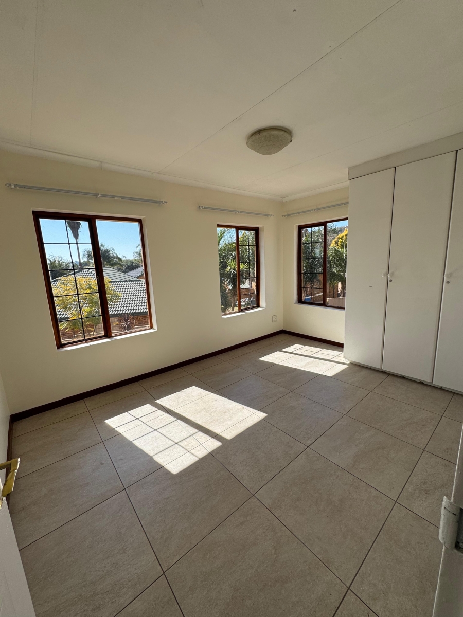 5 Bedroom Property for Sale in Faerie Glen Gauteng