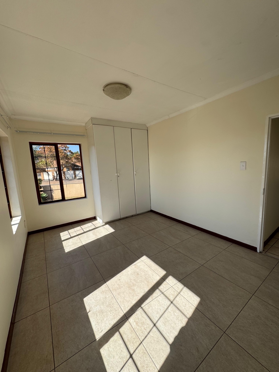 5 Bedroom Property for Sale in Faerie Glen Gauteng