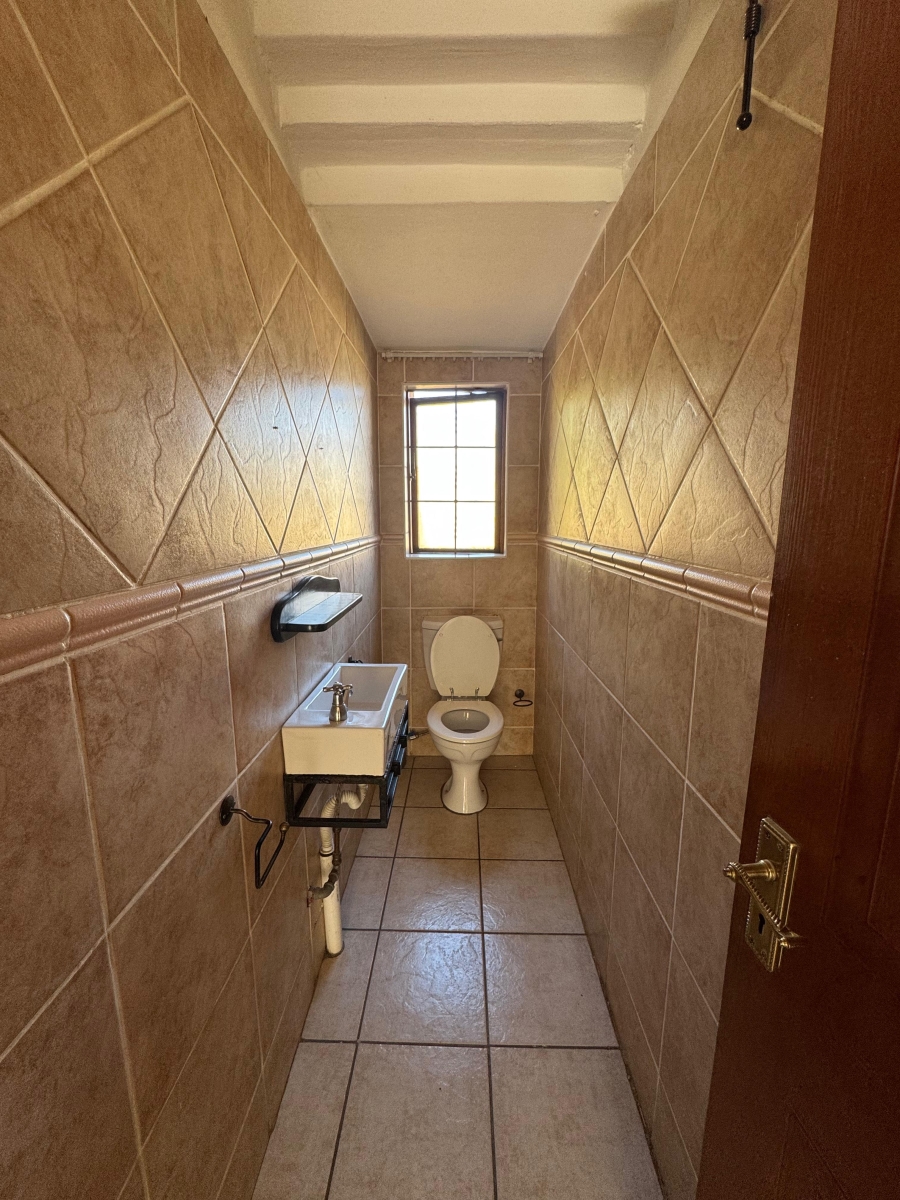 5 Bedroom Property for Sale in Faerie Glen Gauteng