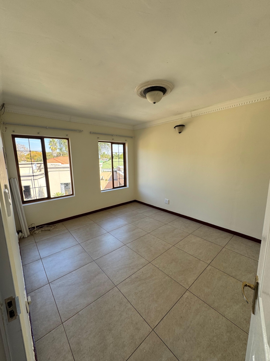 5 Bedroom Property for Sale in Faerie Glen Gauteng