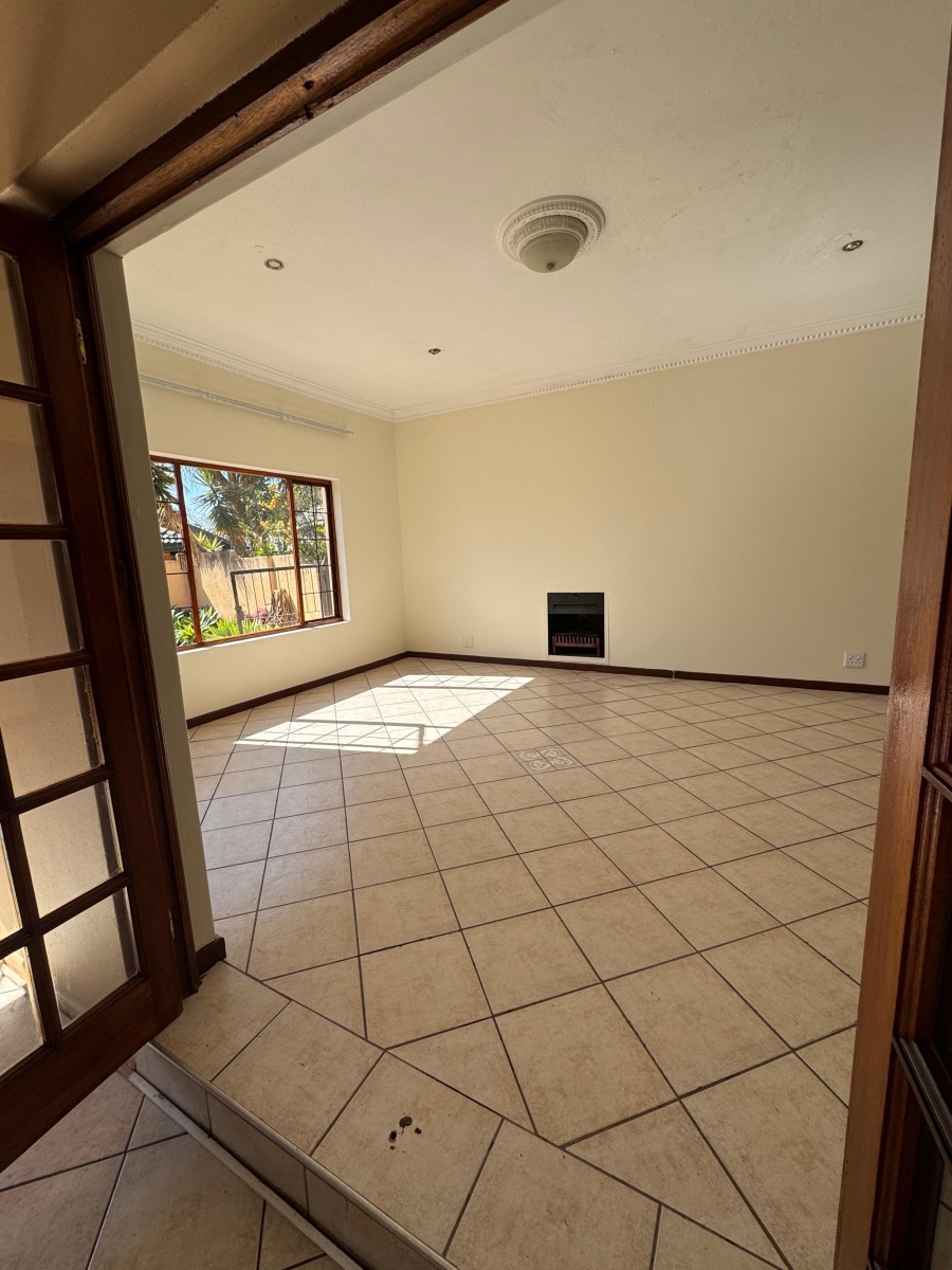 5 Bedroom Property for Sale in Faerie Glen Gauteng