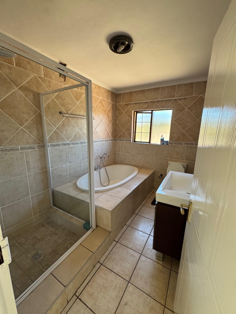 5 Bedroom Property for Sale in Faerie Glen Gauteng