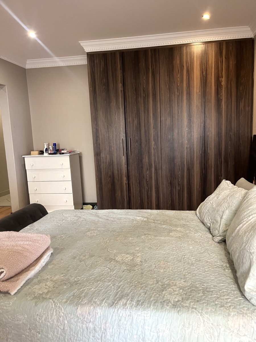 5 Bedroom Property for Sale in Silver Lakes Gauteng