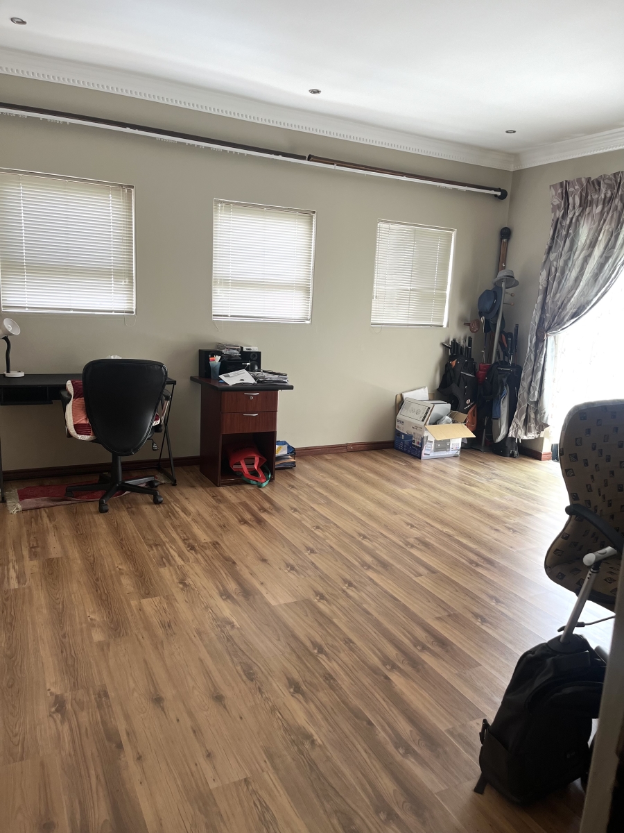 5 Bedroom Property for Sale in Silver Lakes Gauteng