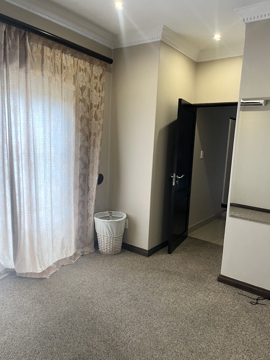 5 Bedroom Property for Sale in Silver Lakes Gauteng