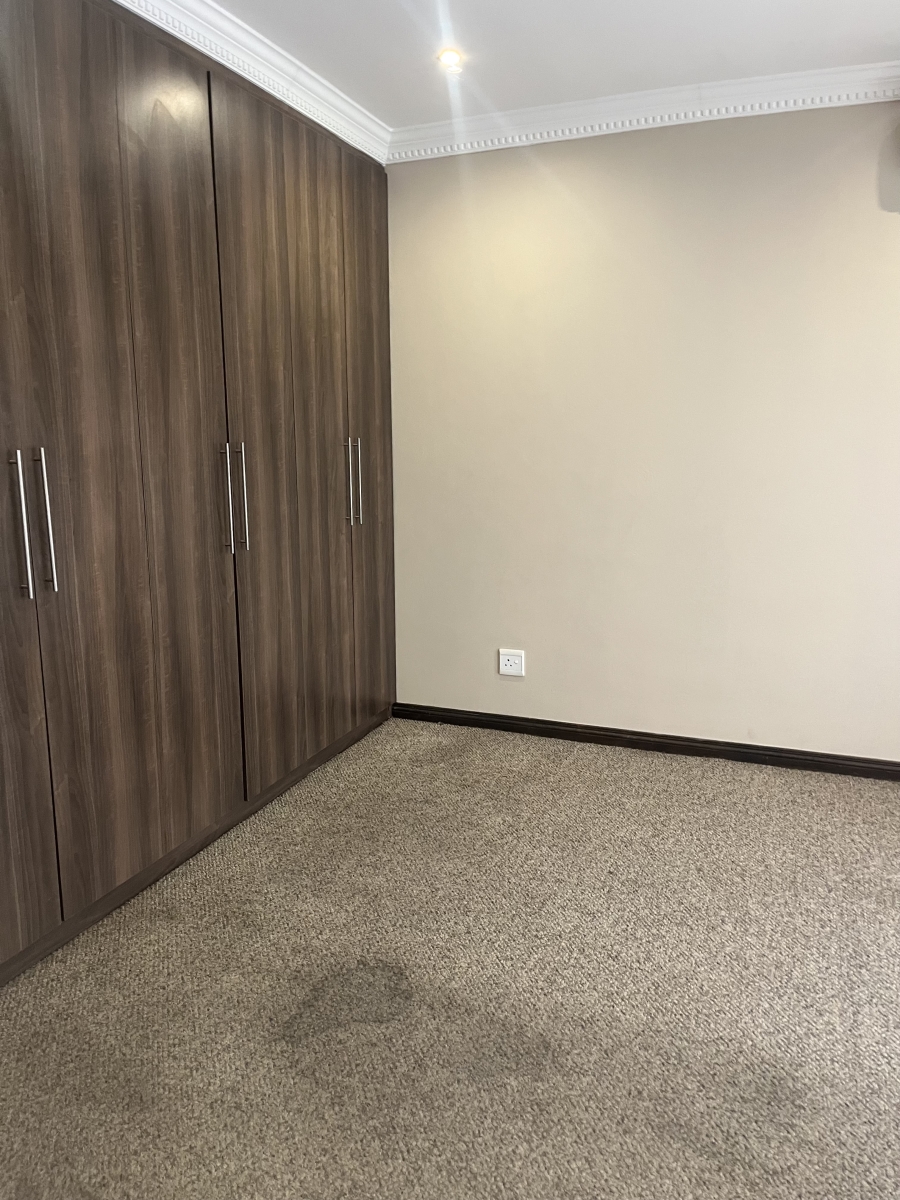 5 Bedroom Property for Sale in Silver Lakes Gauteng