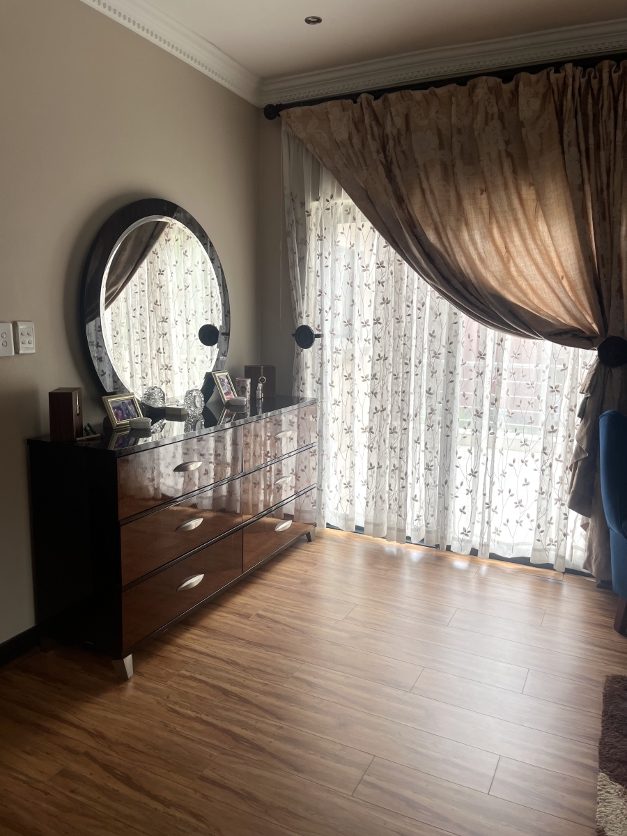 5 Bedroom Property for Sale in Silver Lakes Gauteng