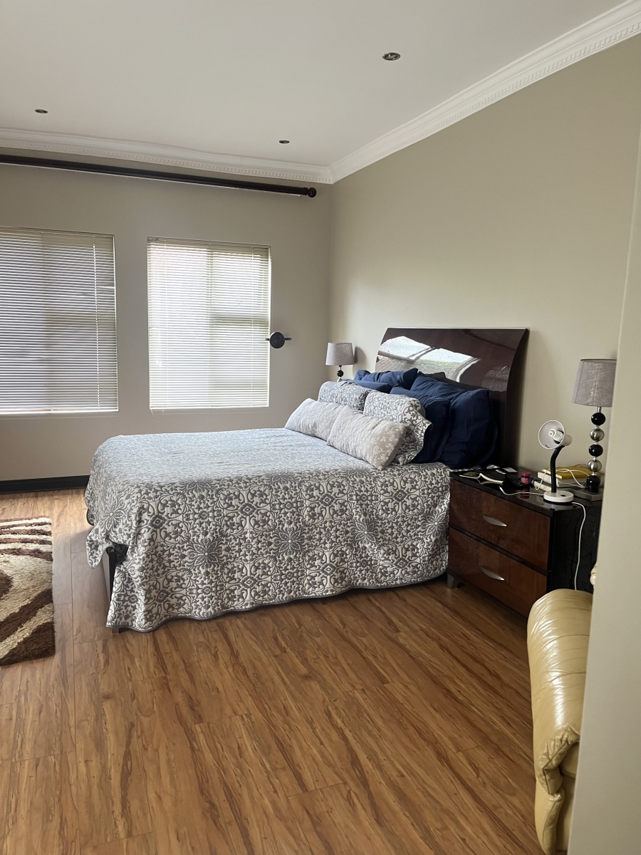 5 Bedroom Property for Sale in Silver Lakes Gauteng