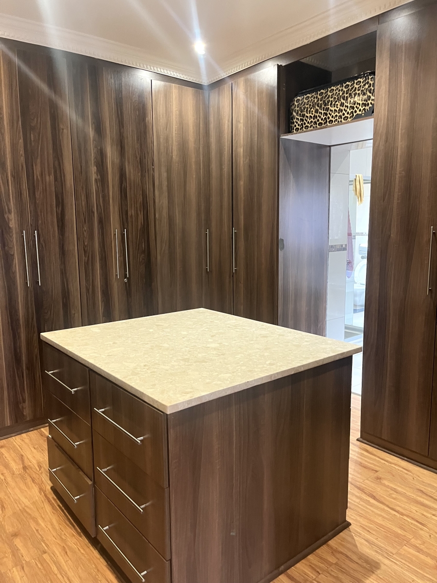 5 Bedroom Property for Sale in Silver Lakes Gauteng