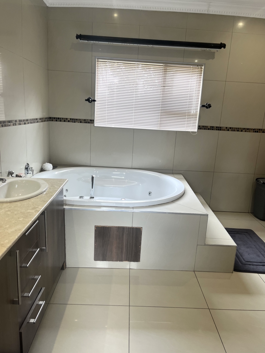 5 Bedroom Property for Sale in Silver Lakes Gauteng