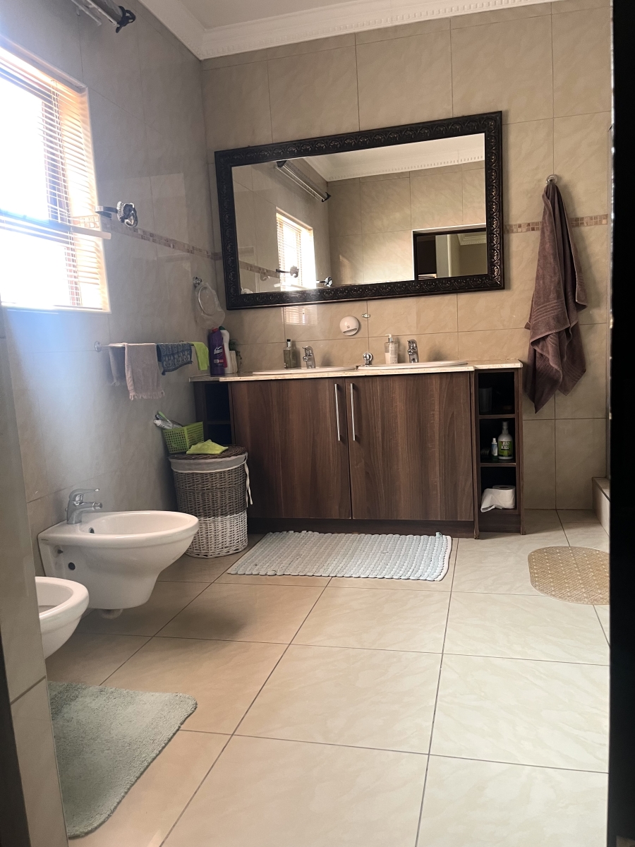 5 Bedroom Property for Sale in Silver Lakes Gauteng