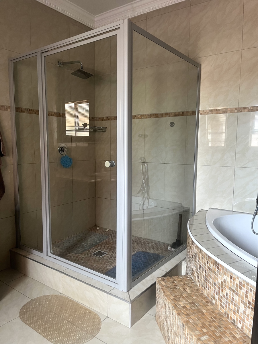 5 Bedroom Property for Sale in Silver Lakes Gauteng