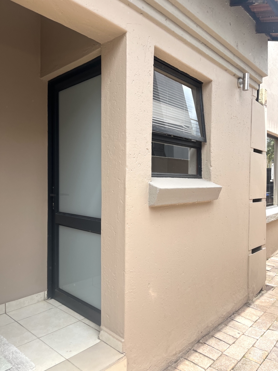 5 Bedroom Property for Sale in Silver Lakes Gauteng