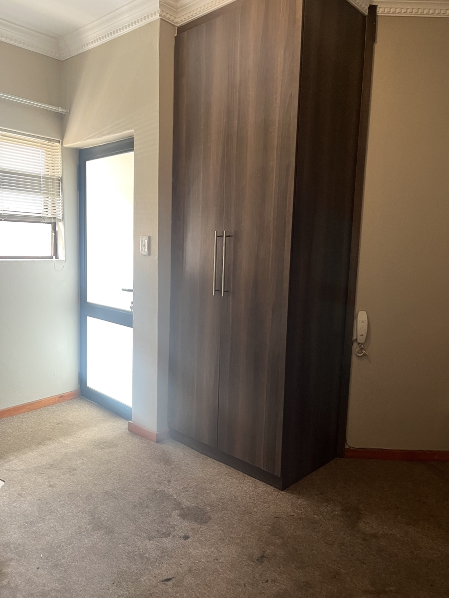 5 Bedroom Property for Sale in Silver Lakes Gauteng