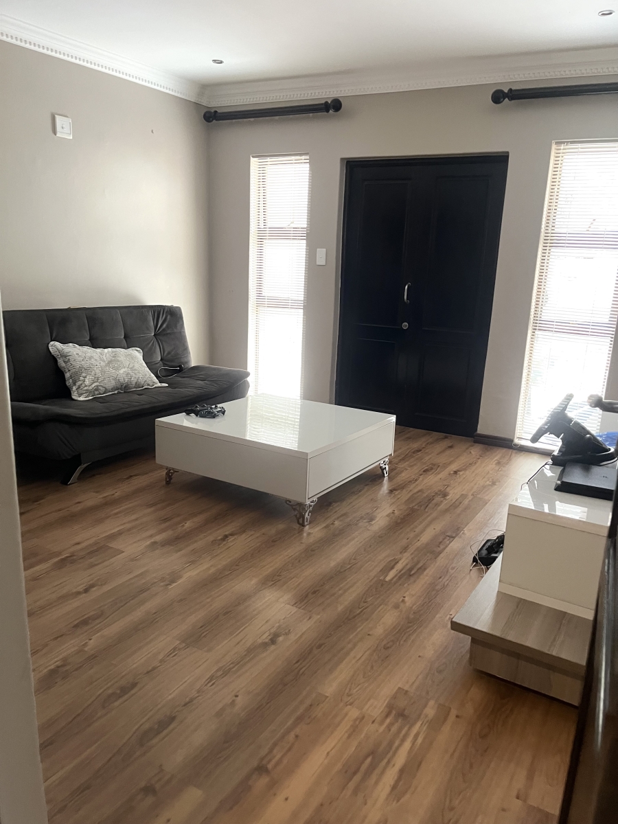 5 Bedroom Property for Sale in Silver Lakes Gauteng