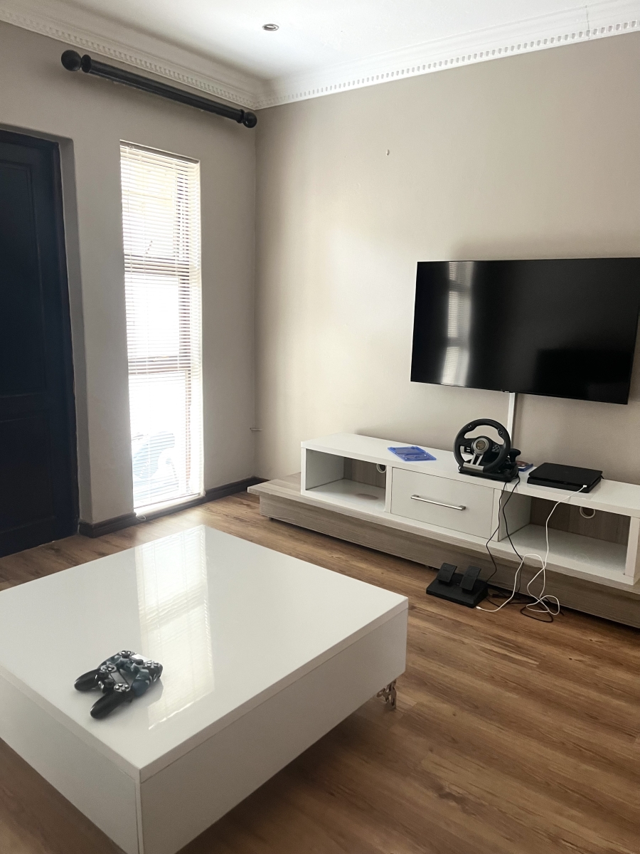 5 Bedroom Property for Sale in Silver Lakes Gauteng