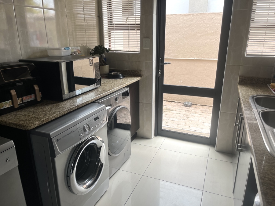 5 Bedroom Property for Sale in Silver Lakes Gauteng