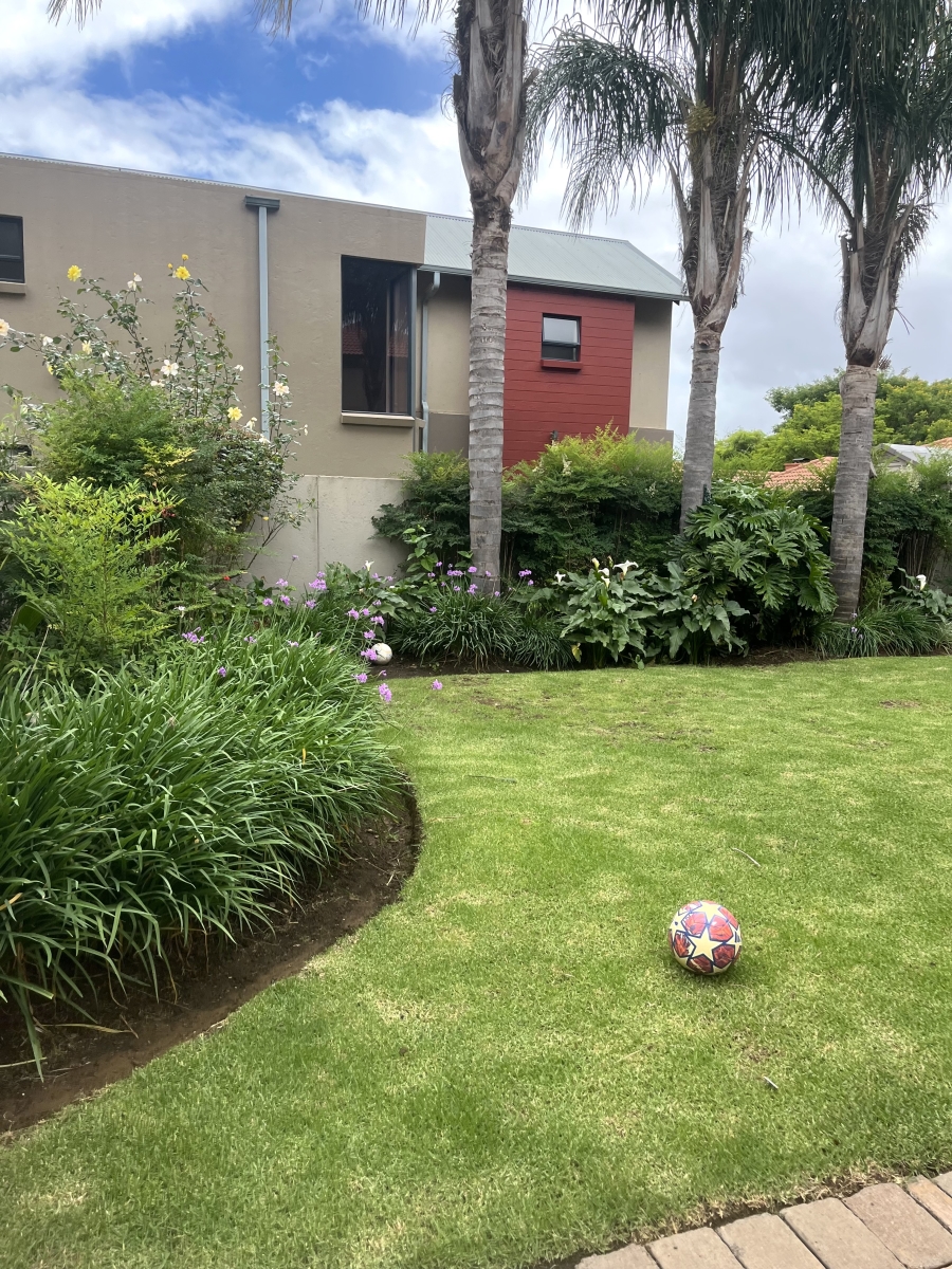 5 Bedroom Property for Sale in Silver Lakes Gauteng