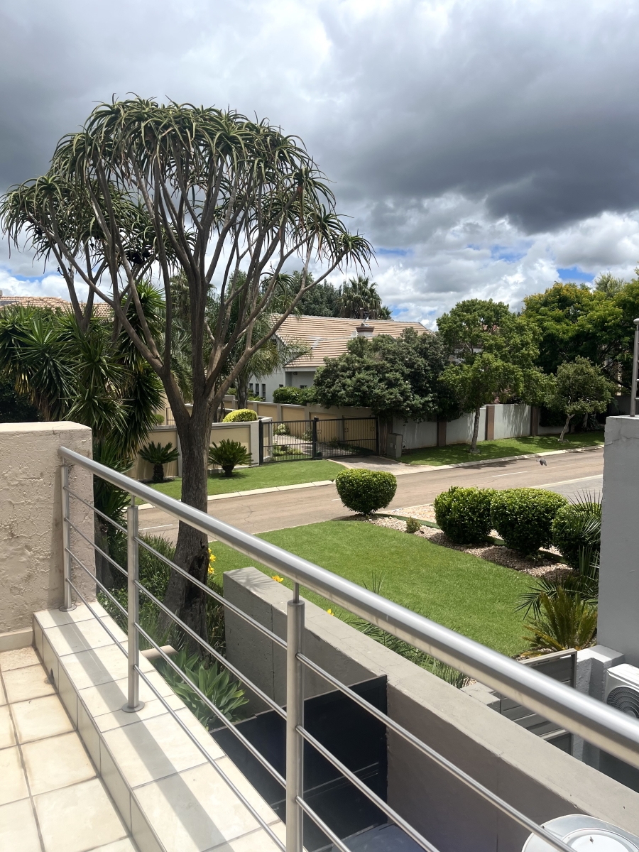 5 Bedroom Property for Sale in Silver Lakes Gauteng