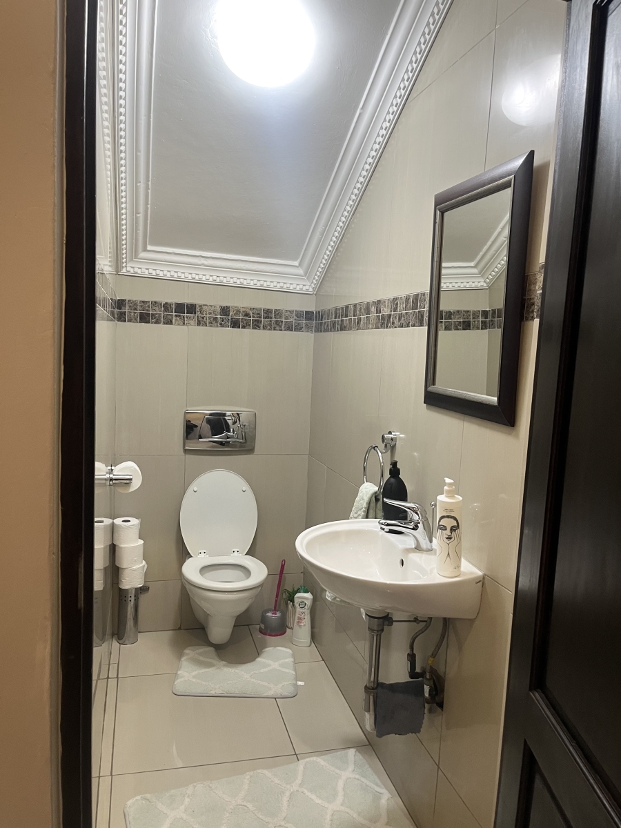 5 Bedroom Property for Sale in Silver Lakes Gauteng