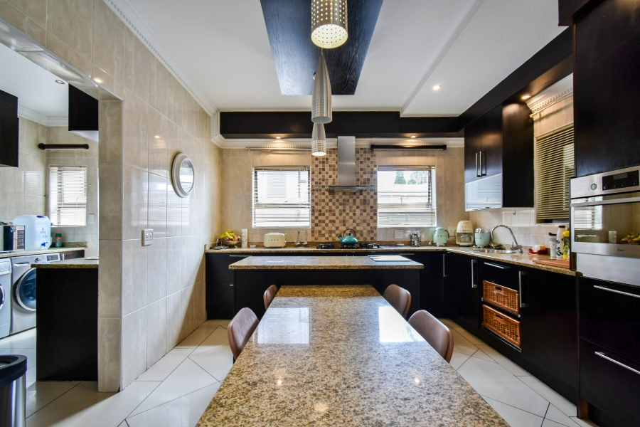 5 Bedroom Property for Sale in Silver Lakes Gauteng