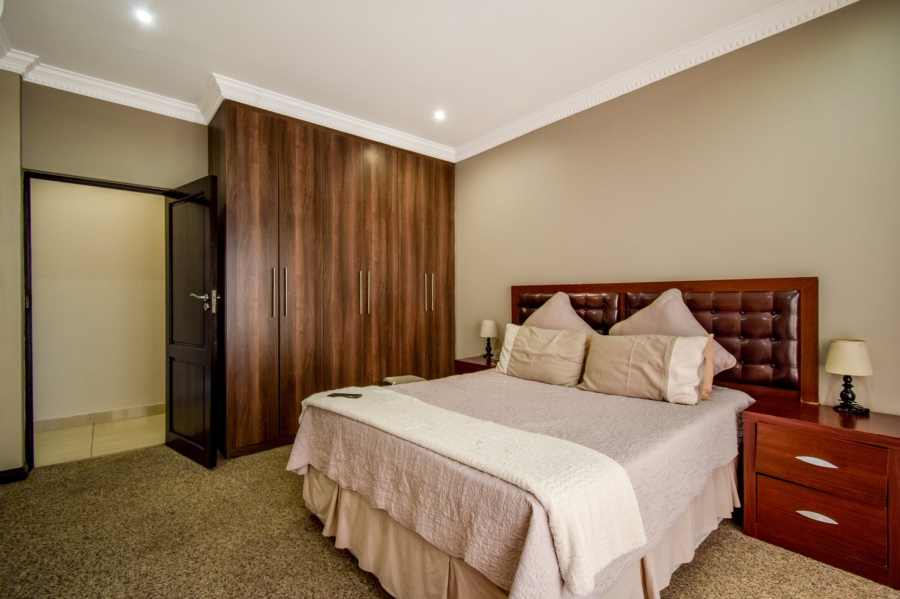 5 Bedroom Property for Sale in Silver Lakes Gauteng