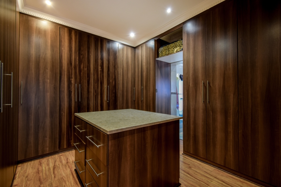 5 Bedroom Property for Sale in Silver Lakes Gauteng