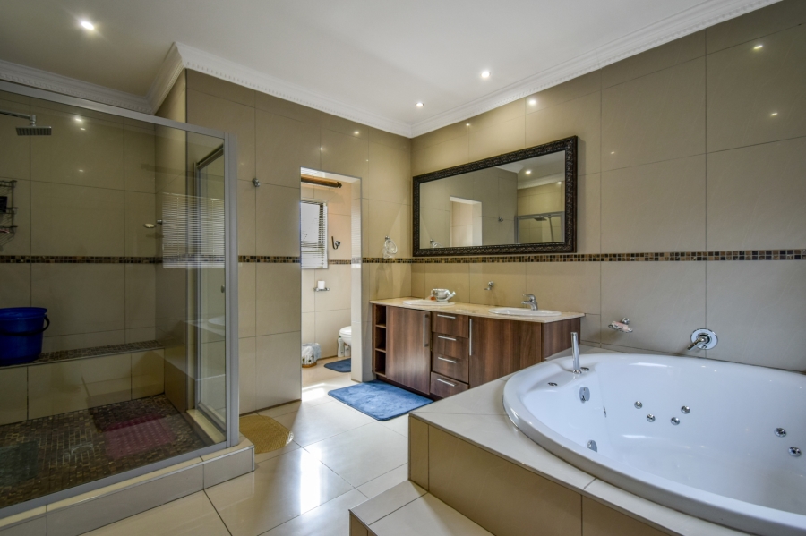 5 Bedroom Property for Sale in Silver Lakes Gauteng