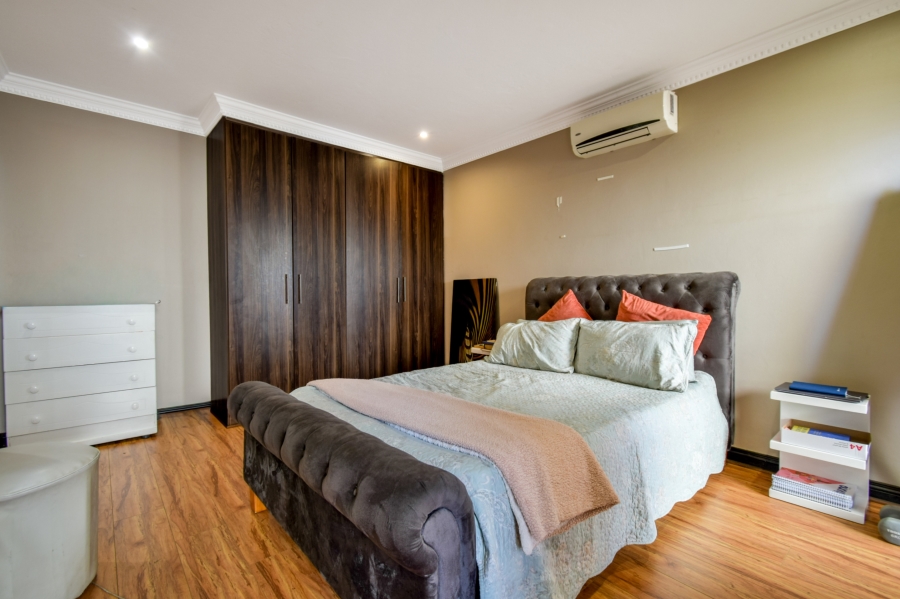 5 Bedroom Property for Sale in Silver Lakes Gauteng