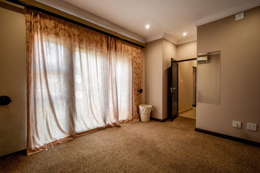 5 Bedroom Property for Sale in Silver Lakes Gauteng