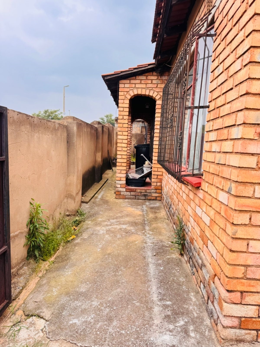 5 Bedroom Property for Sale in Phomolong Gauteng