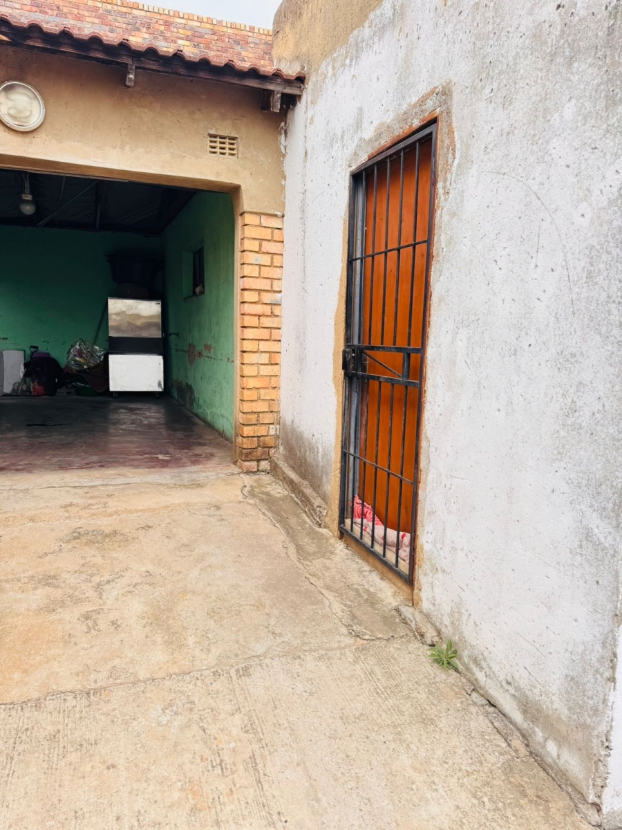 5 Bedroom Property for Sale in Phomolong Gauteng