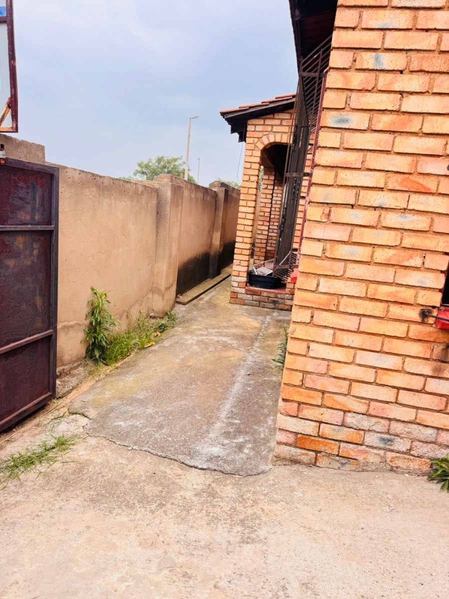 5 Bedroom Property for Sale in Phomolong Gauteng