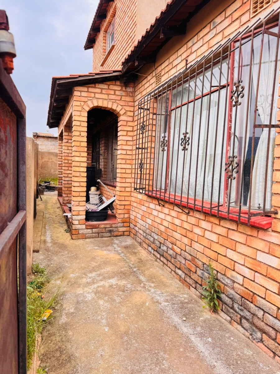 5 Bedroom Property for Sale in Phomolong Gauteng